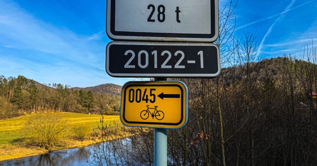 Cyklistické značka se směrovou šipkou