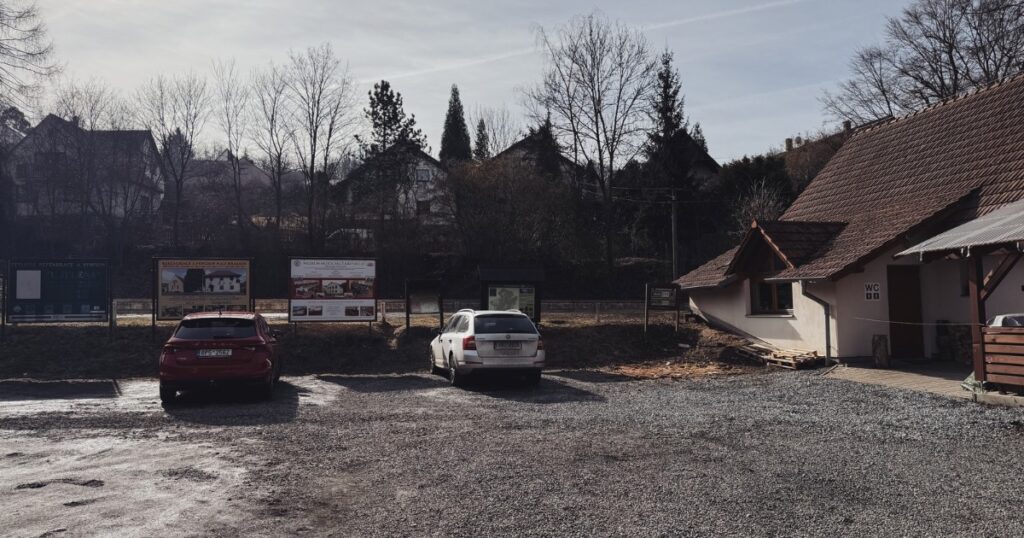 Parkoviště nad hradem Křivoklát