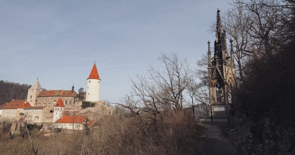 Příchod k vyhlídce u pomníku