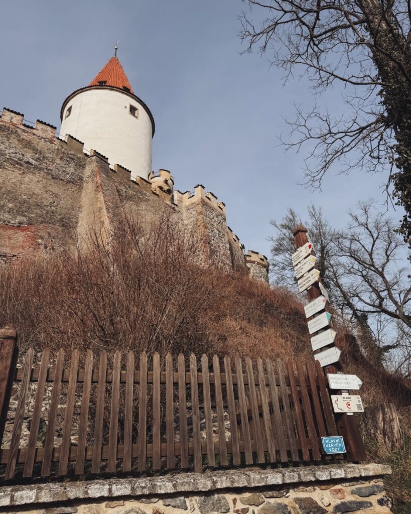 Rozcestník u hradu Křivoklát