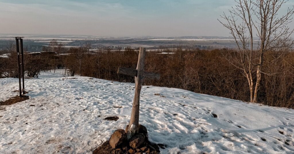 Vinařická hora vrchol