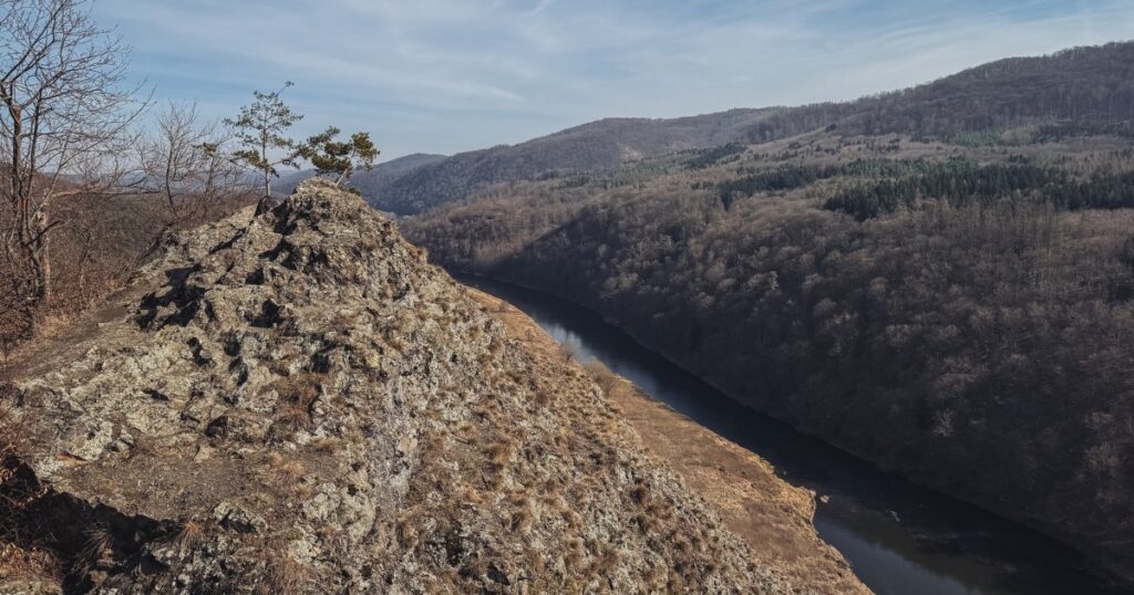 Čertova skála a údolí Berounky
