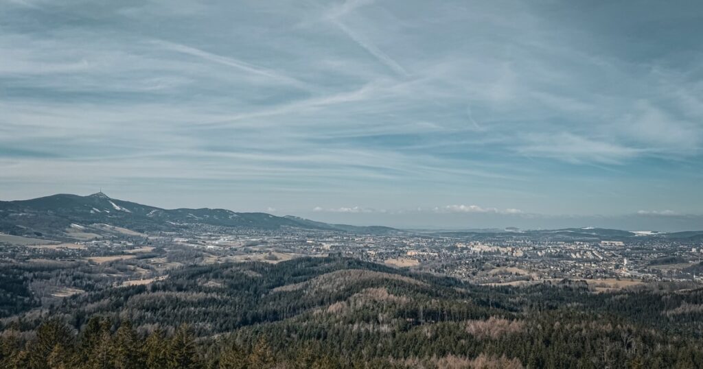 Ještěd a Liberec z rozhledny Císařský kámen