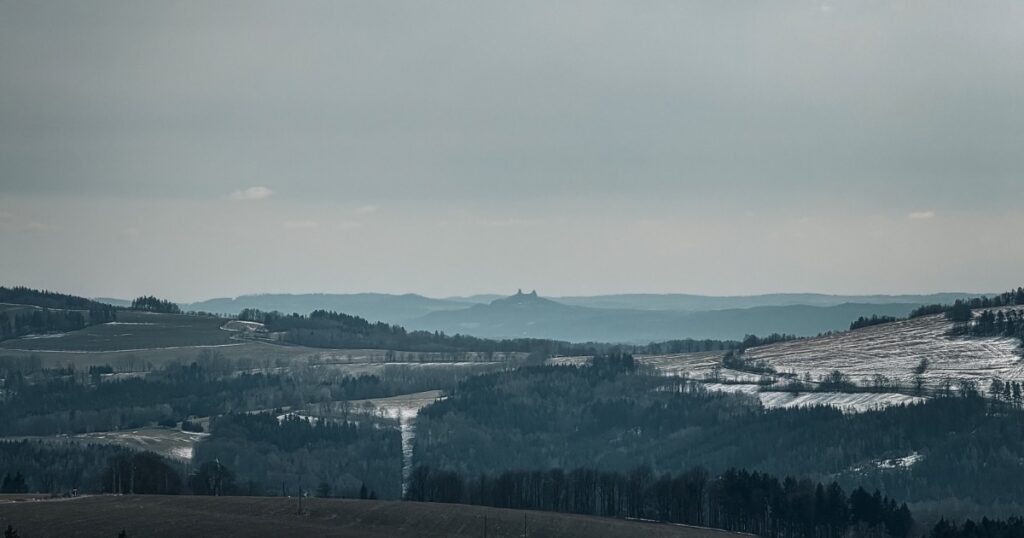 Pohled na Trosky z rozhledny Císařský kámen
