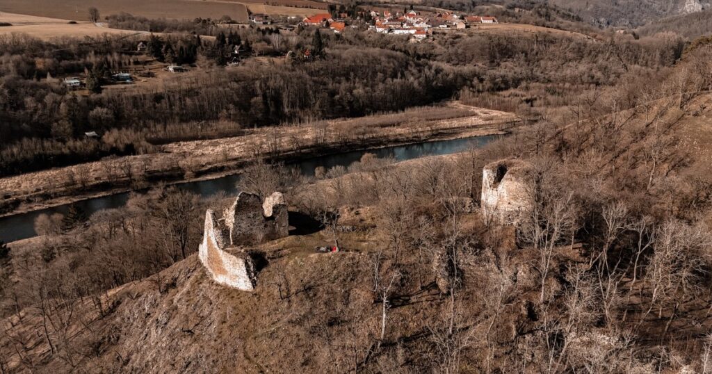 Zřícenina hradu Týřov a údolí řeky Berounky
