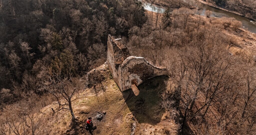 Zřícenina hradu Týřov z drona