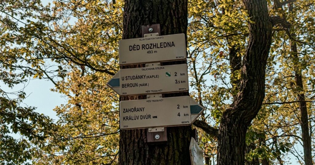 Turistický rozcestník rozhledna Děd