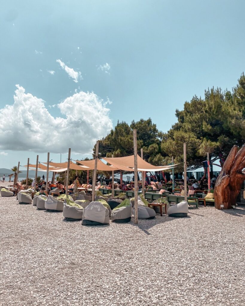 Plážový bar Zlatni Rat