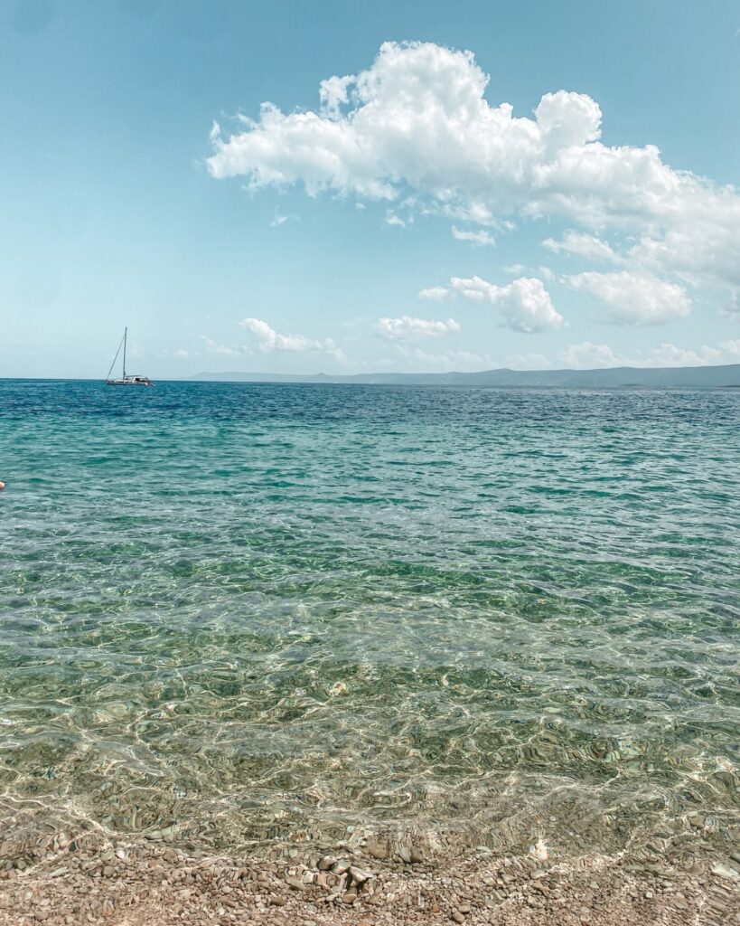 Průzračná voda na Zlatni Rat