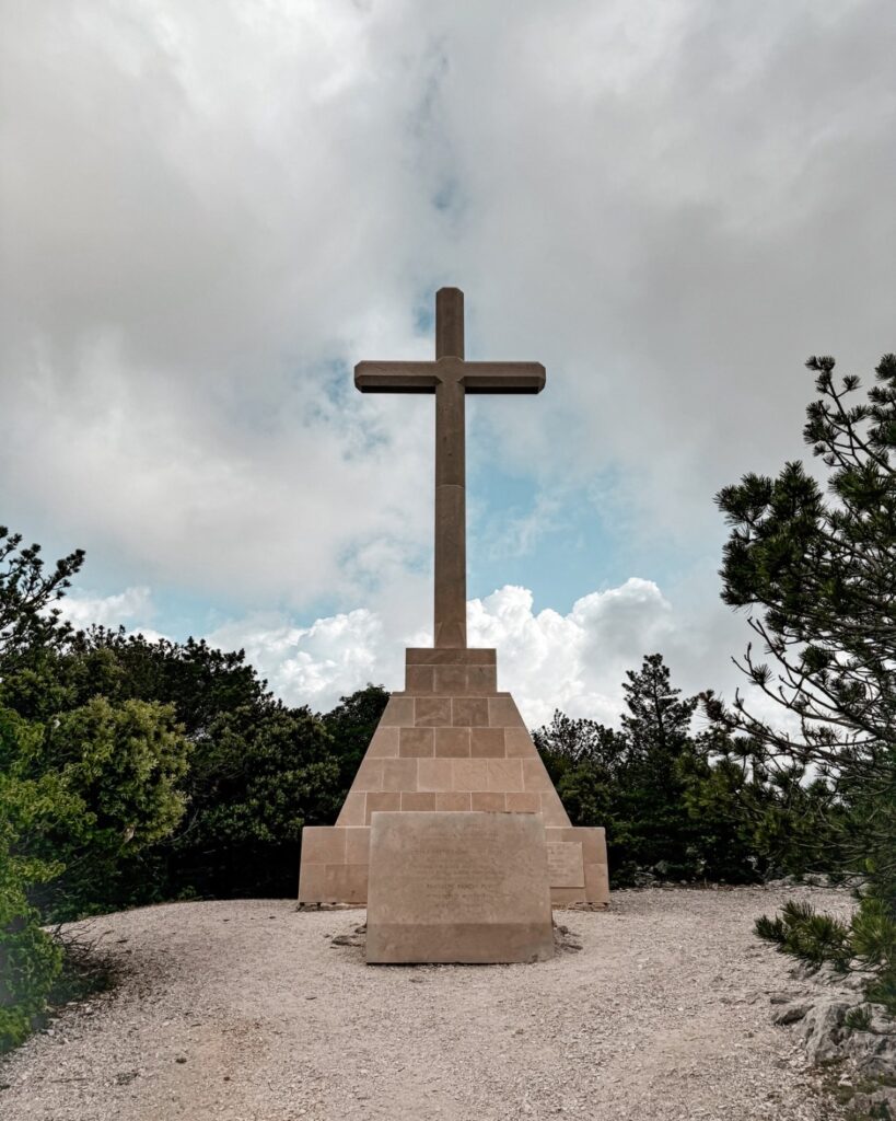 Vrchol a kříž na Vidova Gora