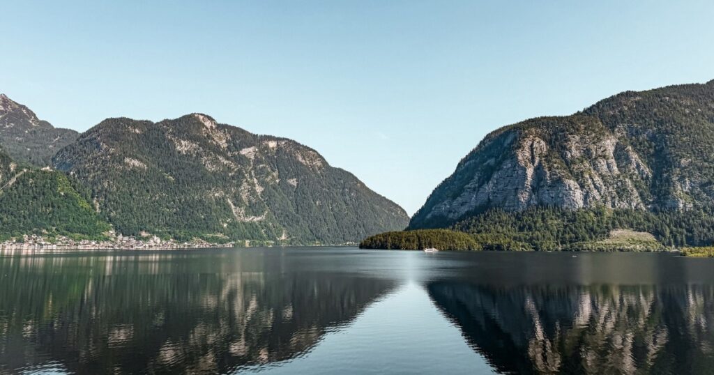 Hallstätter See a Hallstatt z dálky