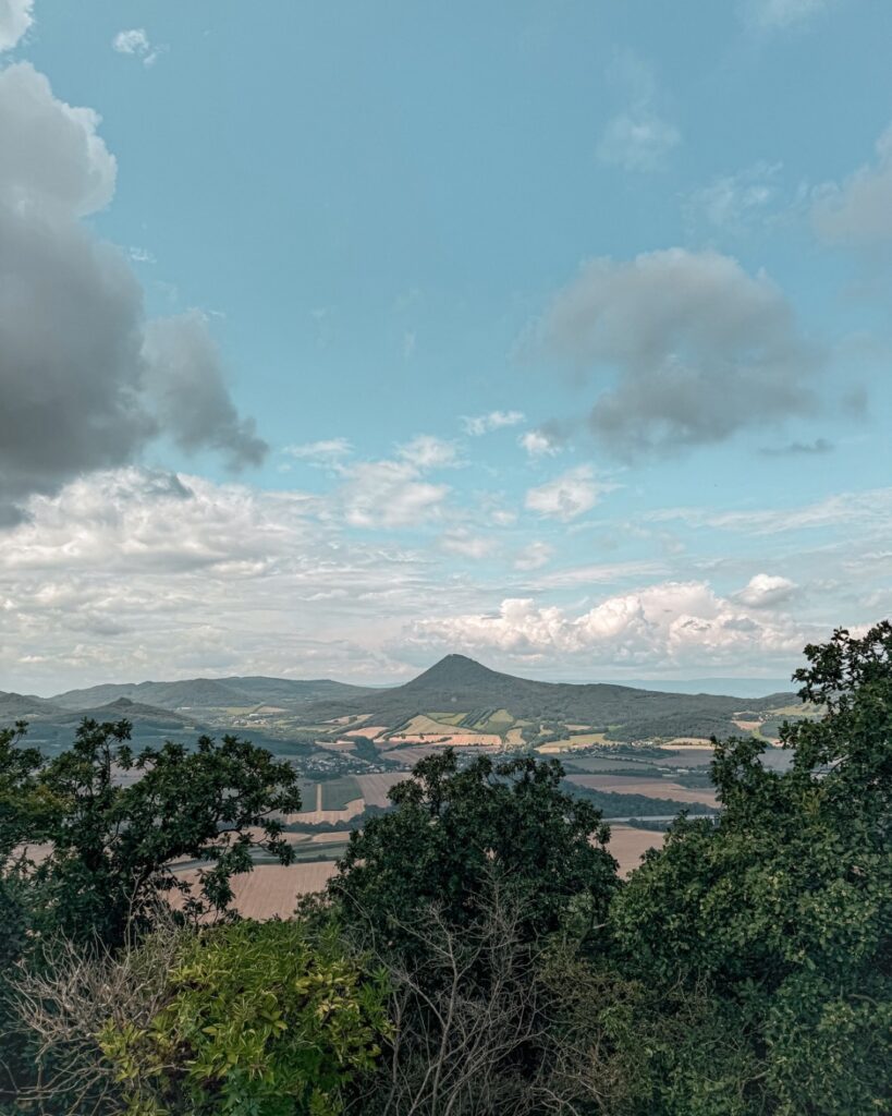 Pohled na Milešovku z Lovoše