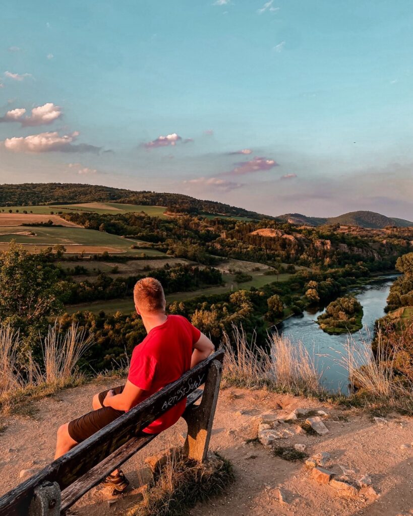 Lavička na vyhlídce Tetín