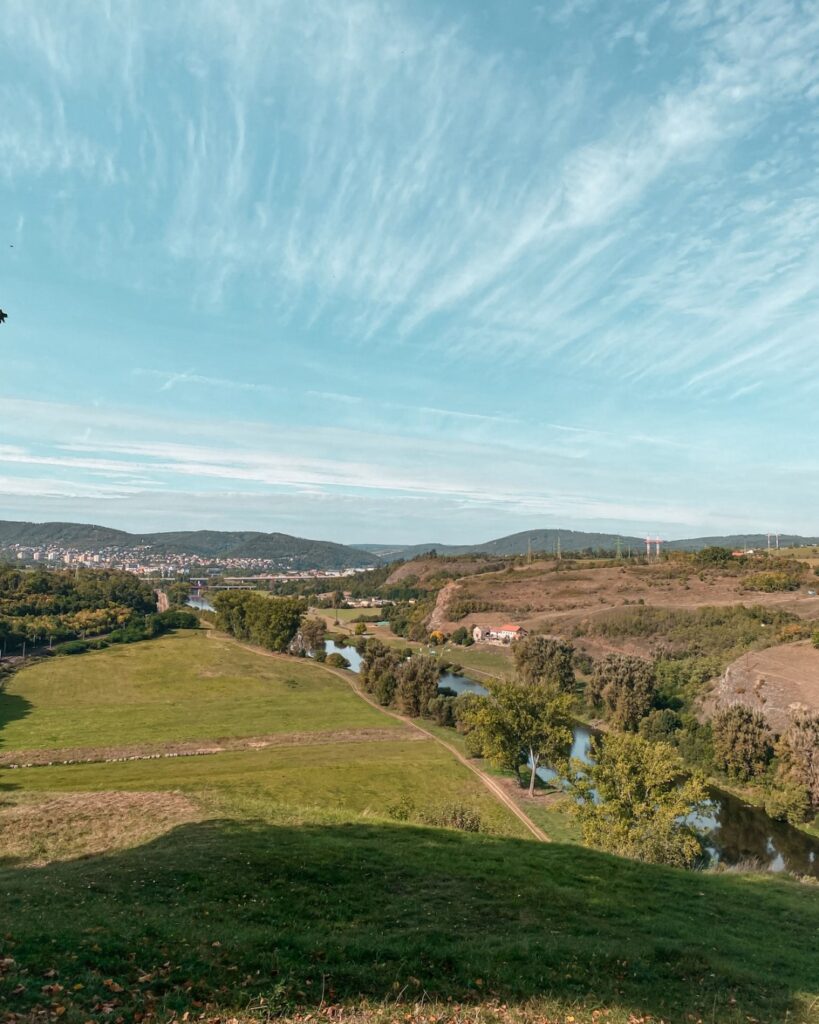Pohled na Berounku od hřbitova Tetín