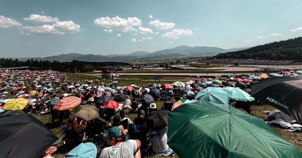 Výhled z General Admission na Red Bull Ring a Alpy