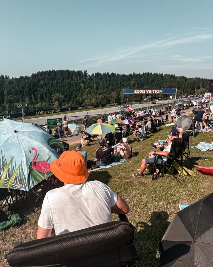 Pohled na Red Bull Ring a slunečníky