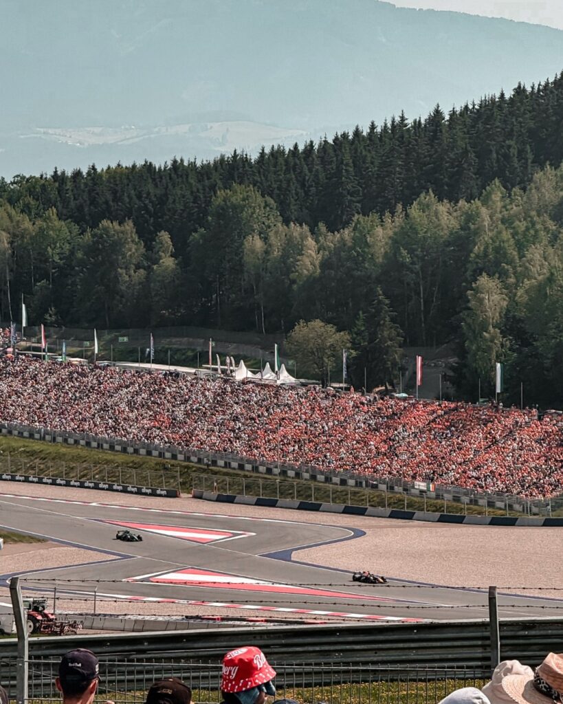 Protější tribuna Red Bull